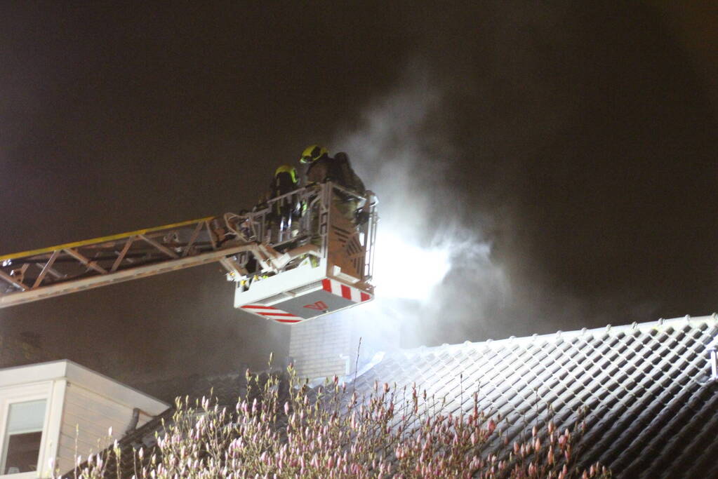 Flinke rookontwikkeling bij brand in schoorsteen