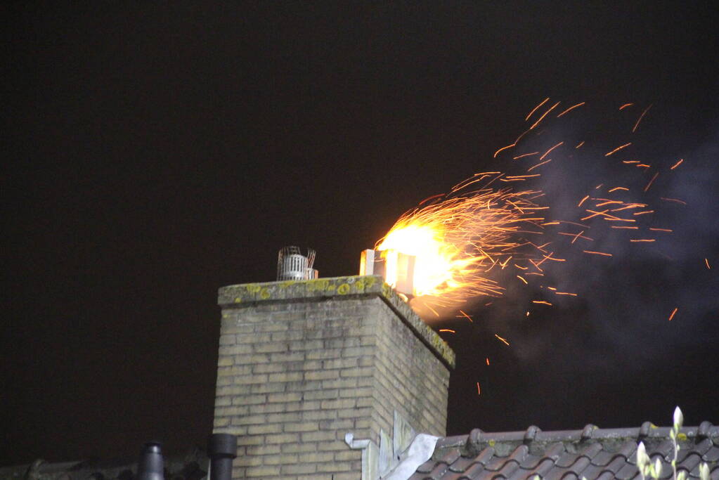 Flinke rookontwikkeling bij brand in schoorsteen