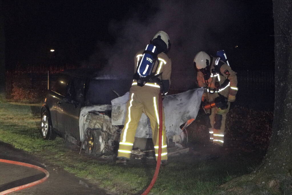 Auto brandt volledig uit