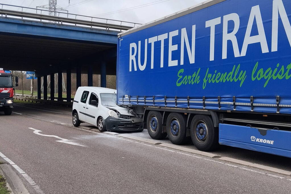 Bestelbus klapt achterop vrachtwagencombinatie