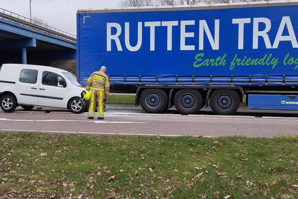 Bestelbus klapt achterop vrachtwagencombinatie