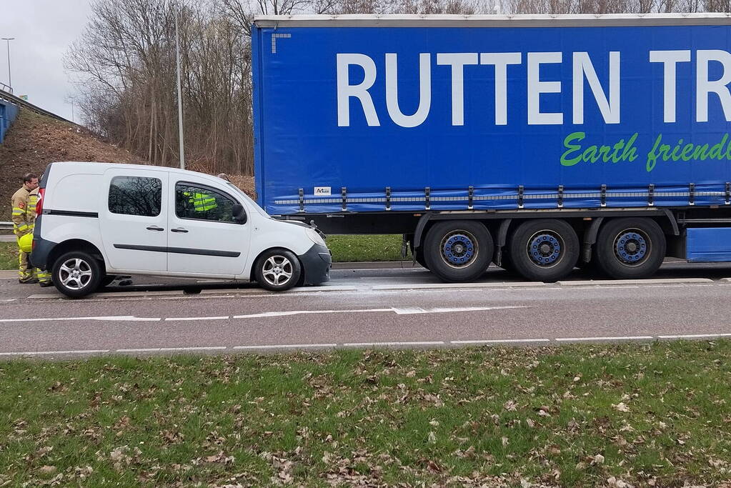 Bestelbus klapt achterop vrachtwagencombinatie