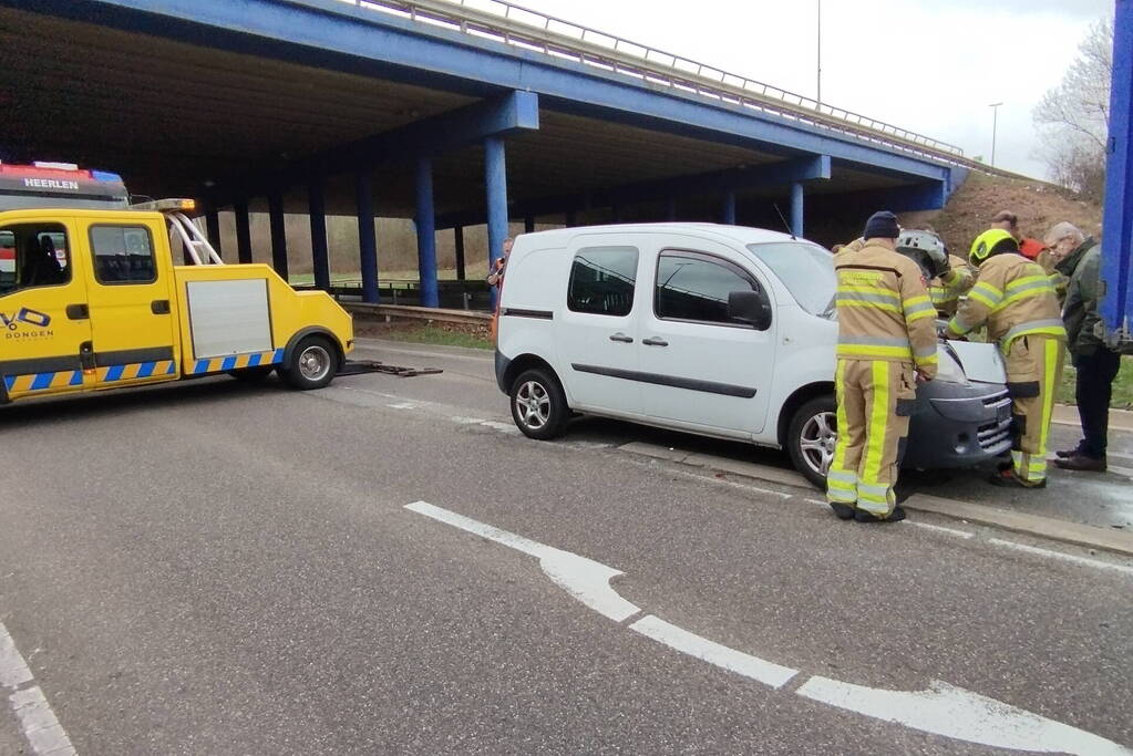 Bestelbus klapt achterop vrachtwagencombinatie