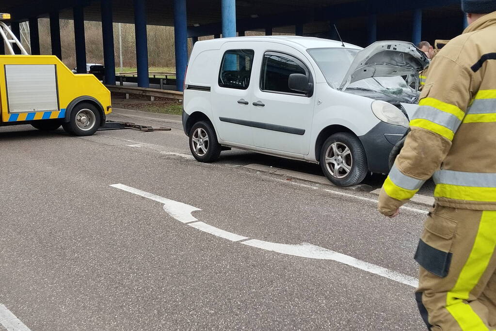 Bestelbus klapt achterop vrachtwagencombinatie