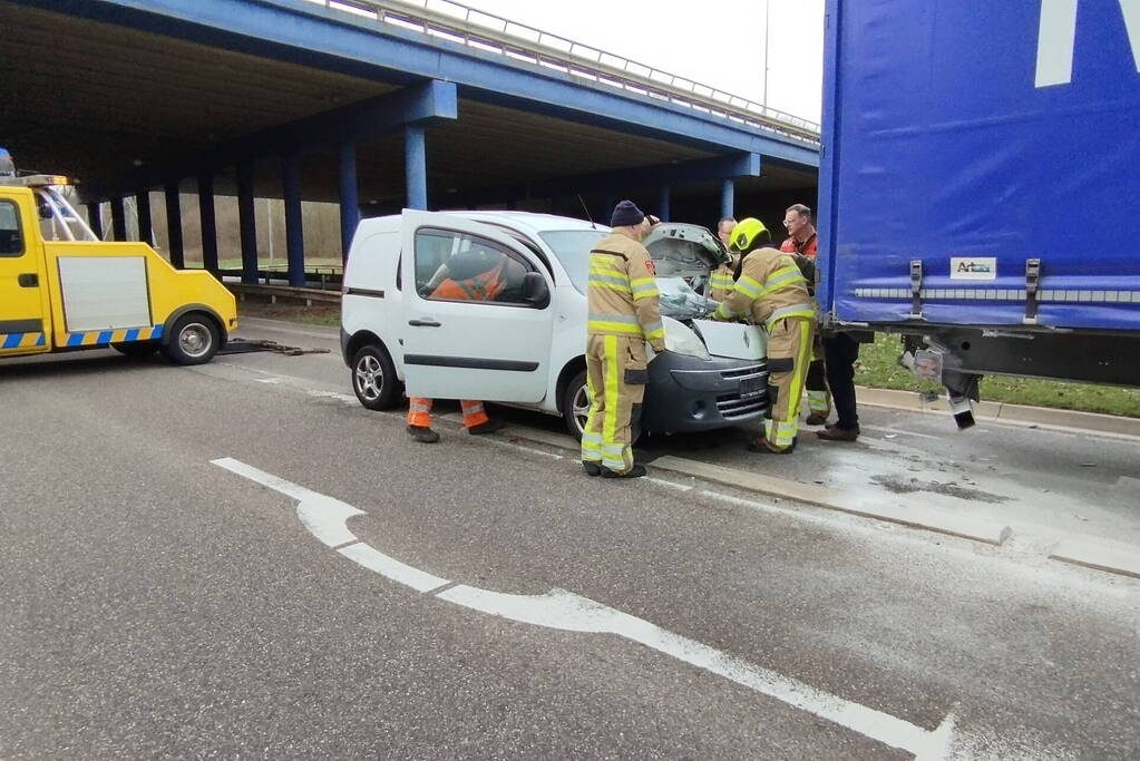 Bestelbus klapt achterop vrachtwagencombinatie