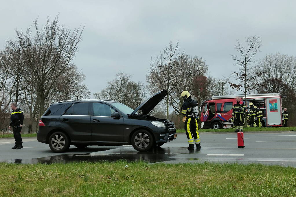 Auto vat vlam tweede auto in veiligheid gebracht