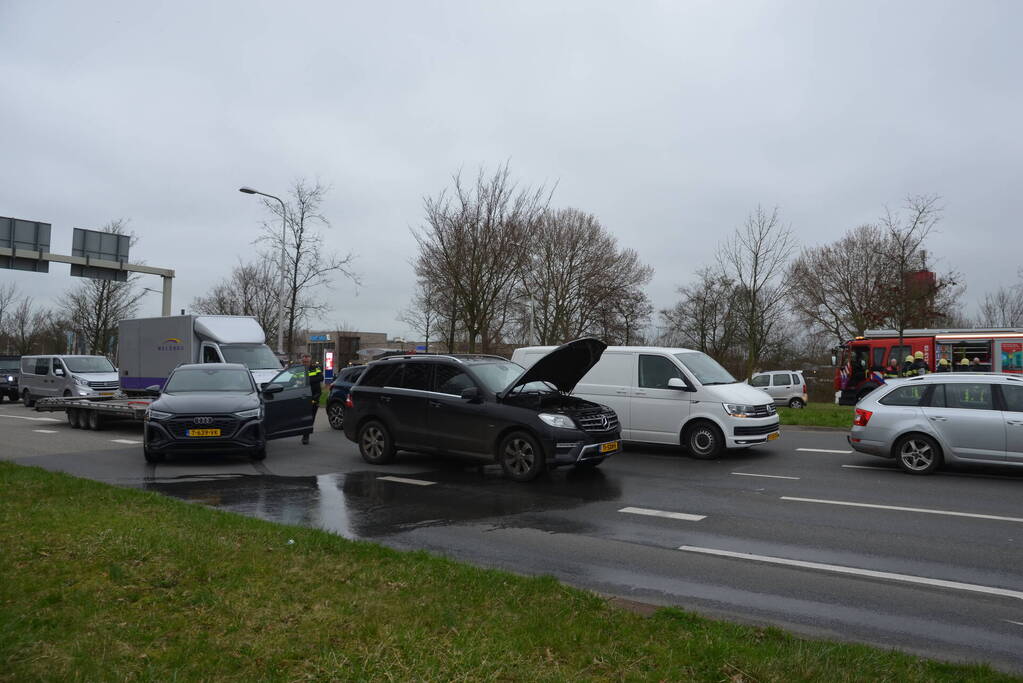 Auto vat vlam tweede auto in veiligheid gebracht