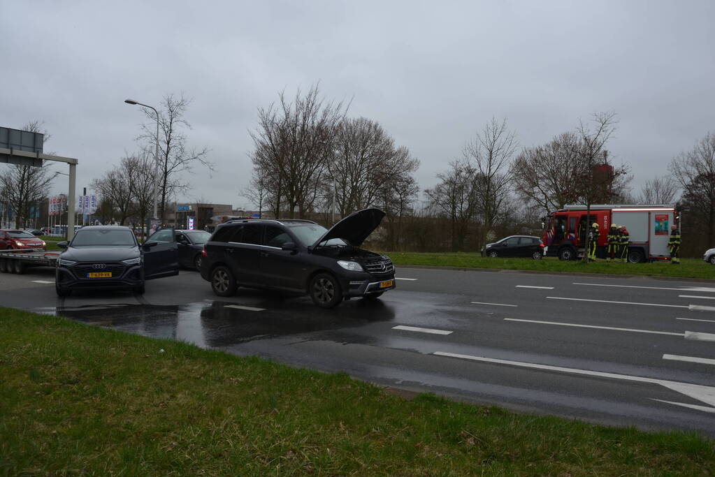 Auto vat vlam tweede auto in veiligheid gebracht