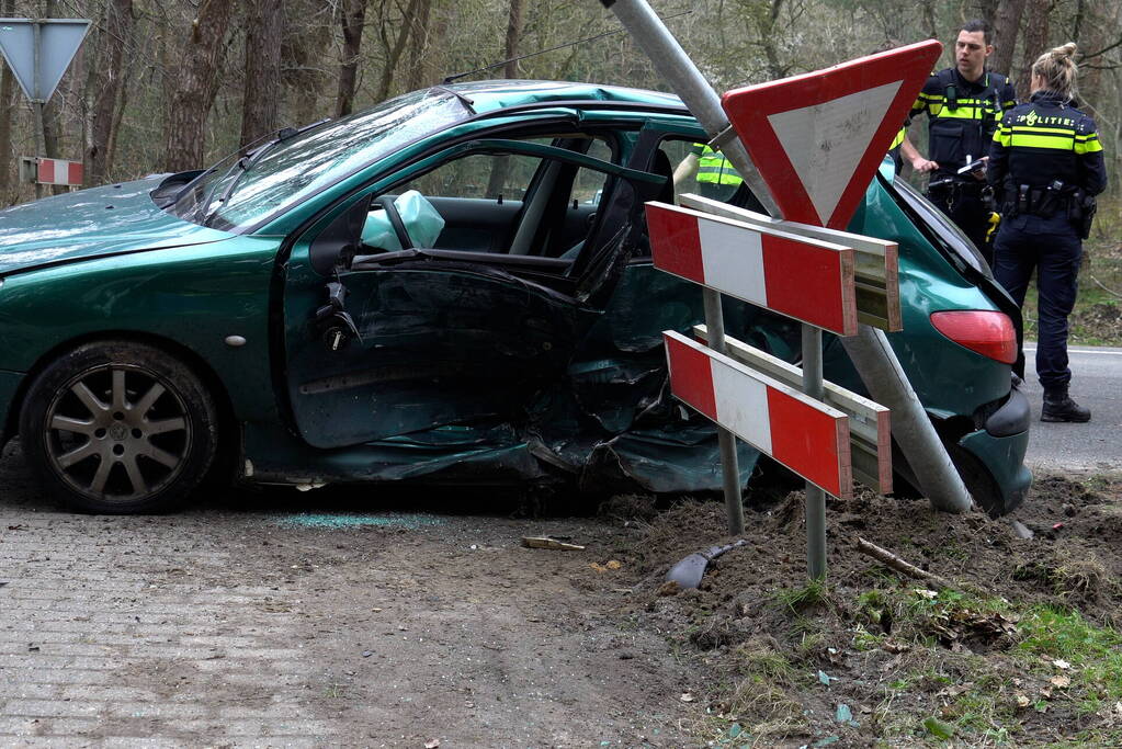 Gewonde bij botsing tussen auto en bestelbus bestuurder aangehouden