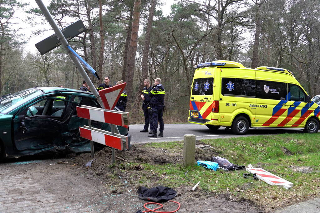 Gewonde bij botsing tussen auto en bestelbus bestuurder aangehouden