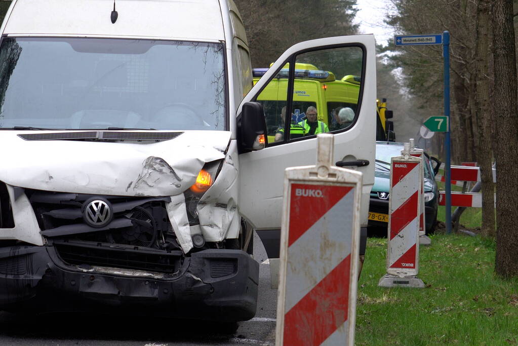 Gewonde bij botsing tussen auto en bestelbus bestuurder aangehouden