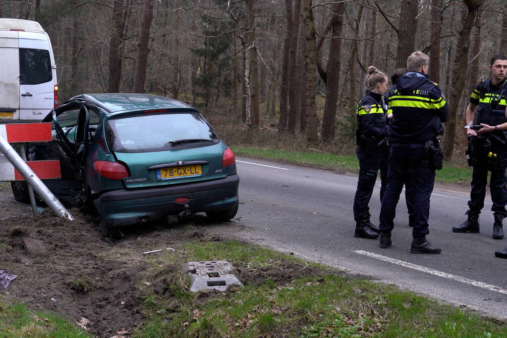 Gewonde bij botsing tussen auto en bestelbus bestuurder aangehouden