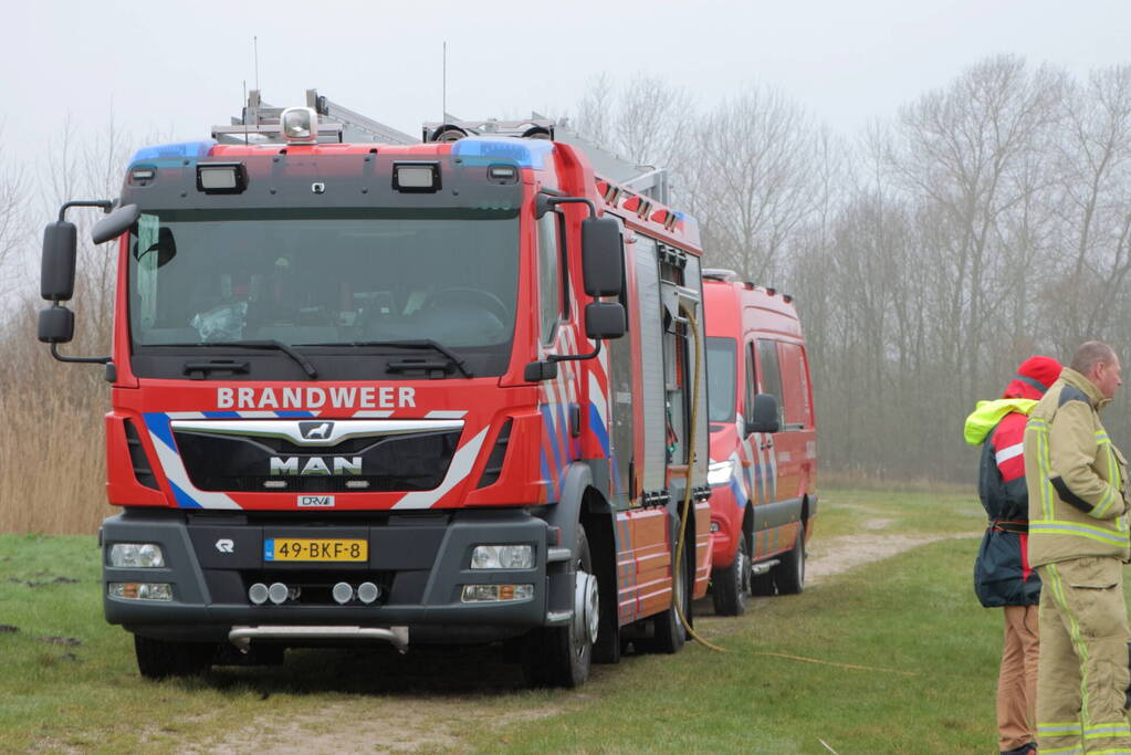 Duikers van brandweer maken zoekslag na vondst rubberen boot