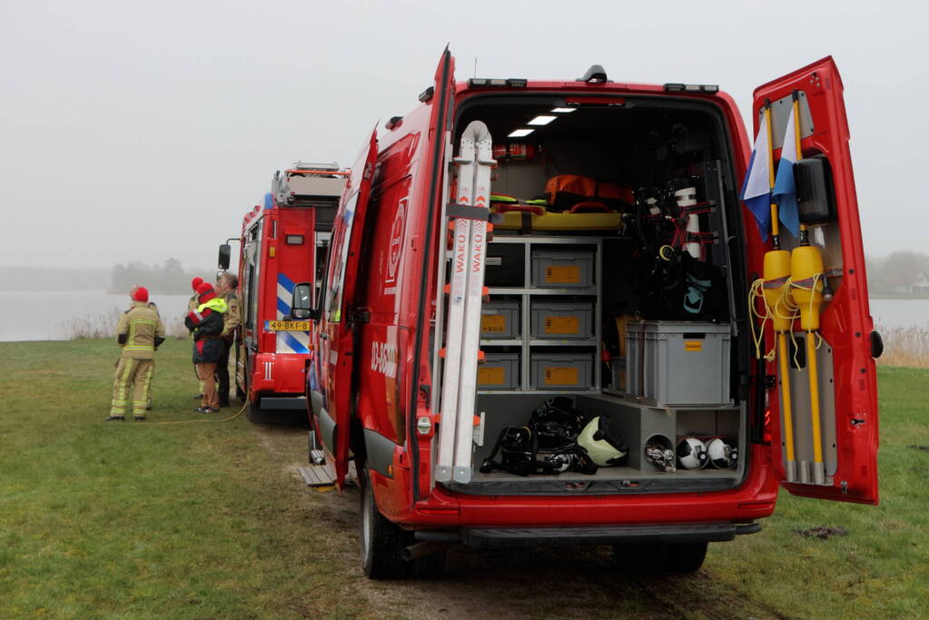 Duikers van brandweer maken zoekslag na vondst rubberen boot