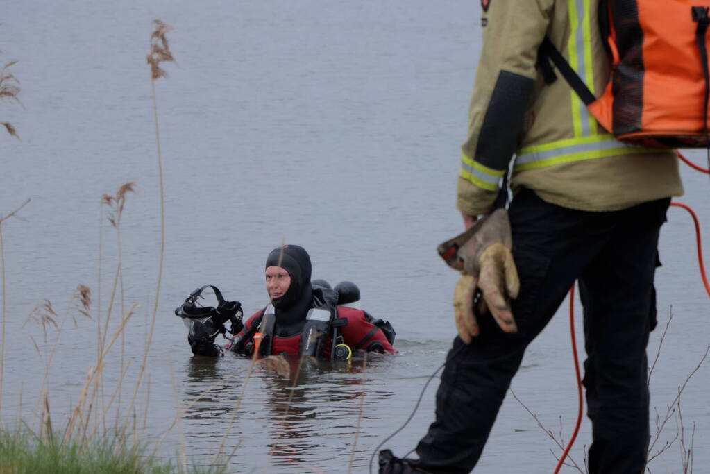 Duikers van brandweer maken zoekslag na vondst rubberen boot