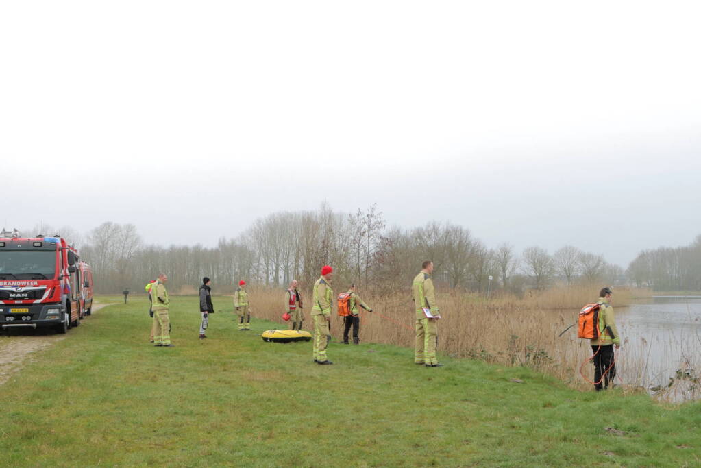 Duikers van brandweer maken zoekslag na vondst rubberen boot