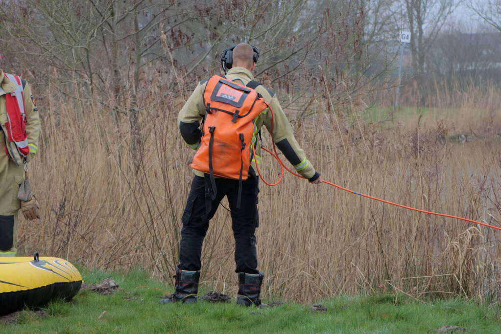 Duikers van brandweer maken zoekslag na vondst rubberen boot