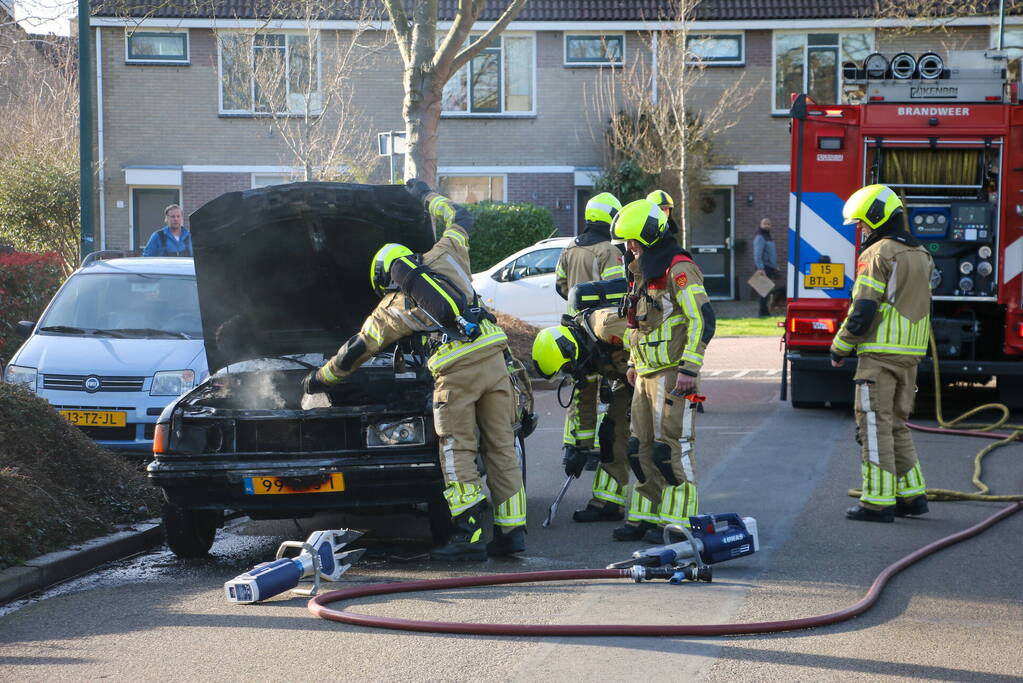 Oude auto fiks beschadigd na brand