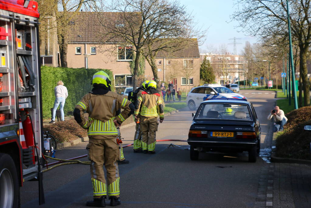 Oude auto fiks beschadigd na brand