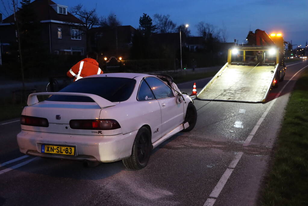 Automobilist schiet over rotonde en richt ravage aan