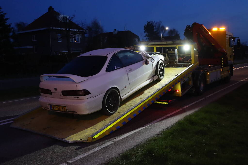 Automobilist schiet over rotonde en richt ravage aan