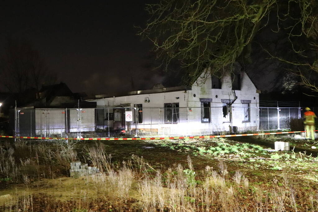 Zeer grote brand in leegstaande schuur