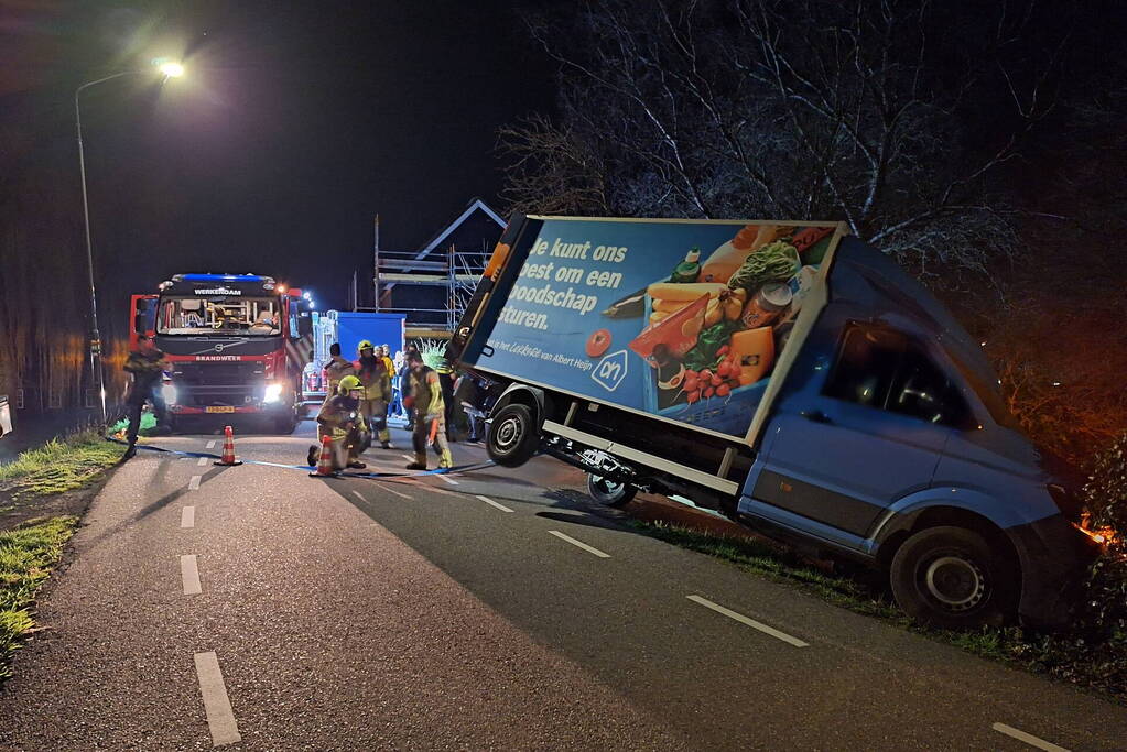 Albert Heijn bezorger rijdt van dijk af