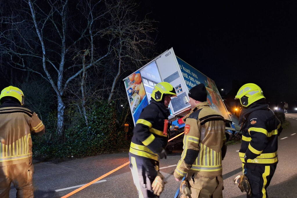 Albert Heijn bezorger rijdt van dijk af