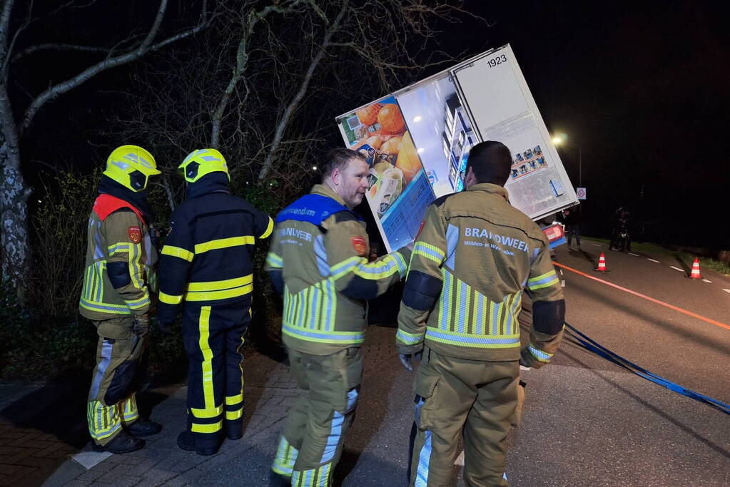 Albert Heijn bezorger rijdt van dijk af