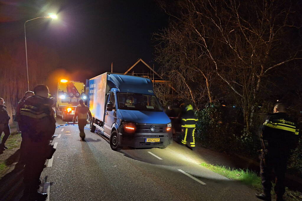 Albert Heijn bezorger rijdt van dijk af