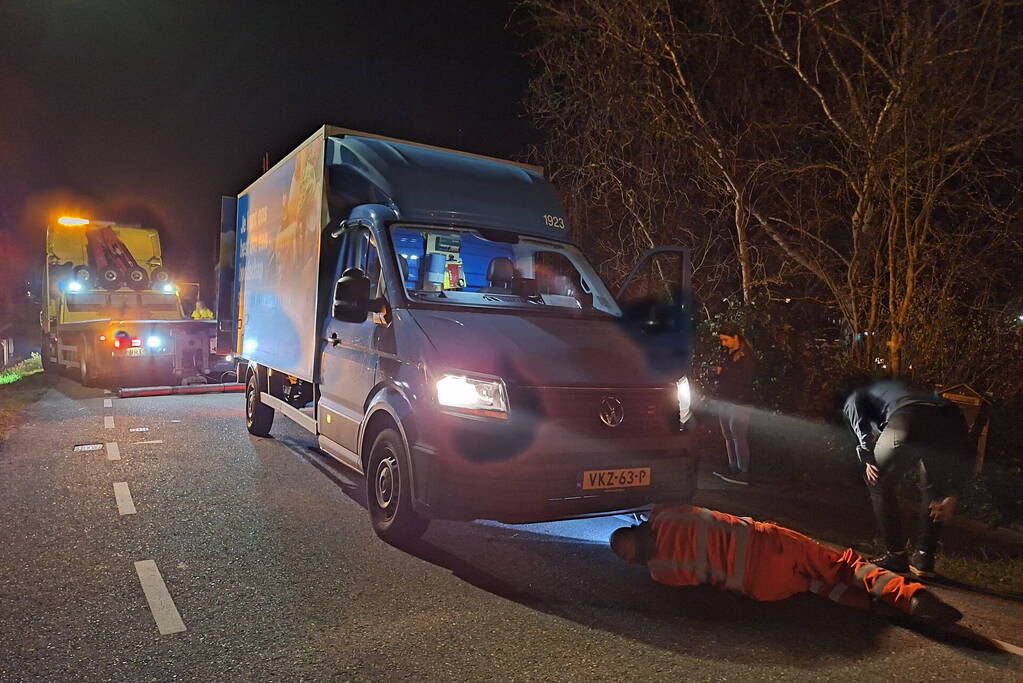 Albert Heijn bezorger rijdt van dijk af