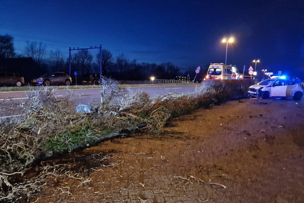 Ravage nadat automobilist over de kop slaat