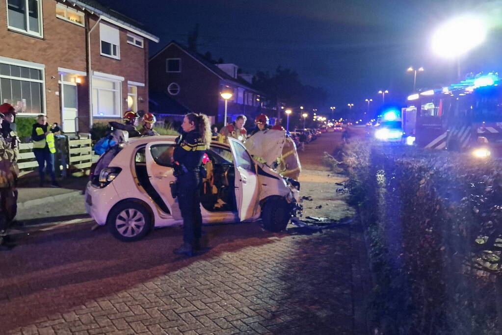 Ravage nadat automobilist over de kop slaat