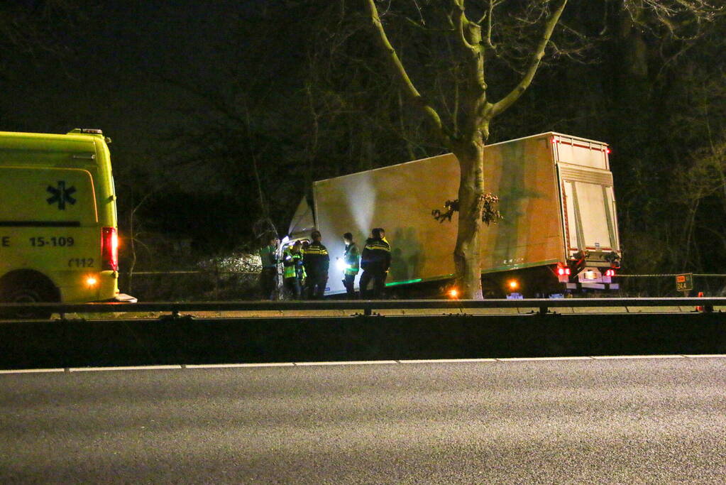 Vrachtwagen raakt van de weg