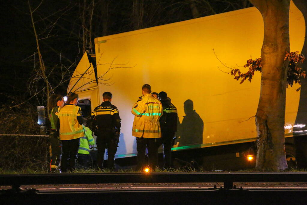 Vrachtwagen raakt van de weg