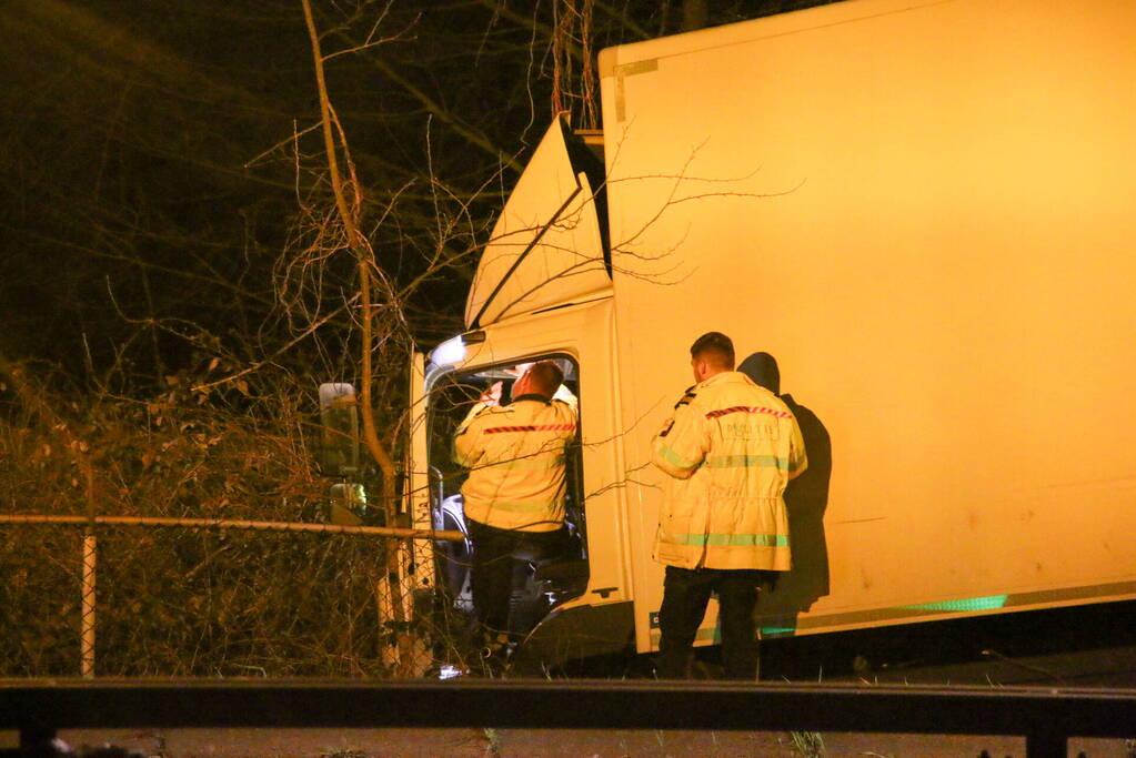 Vrachtwagen raakt van de weg