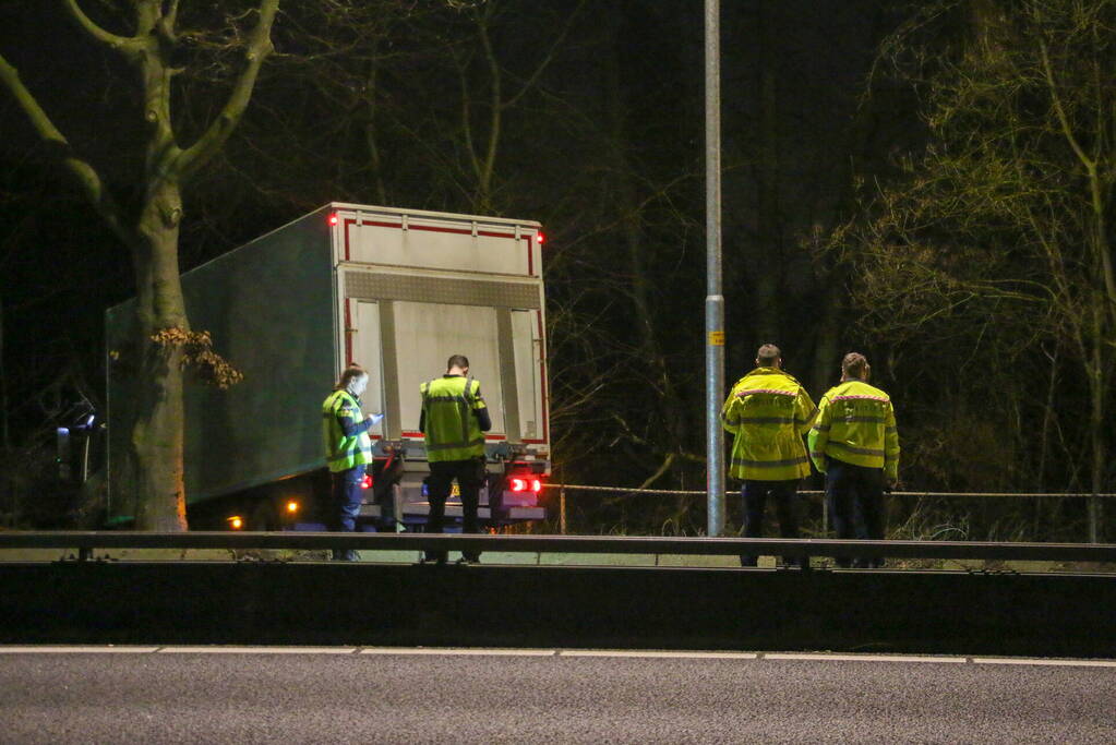 Vrachtwagen raakt van de weg