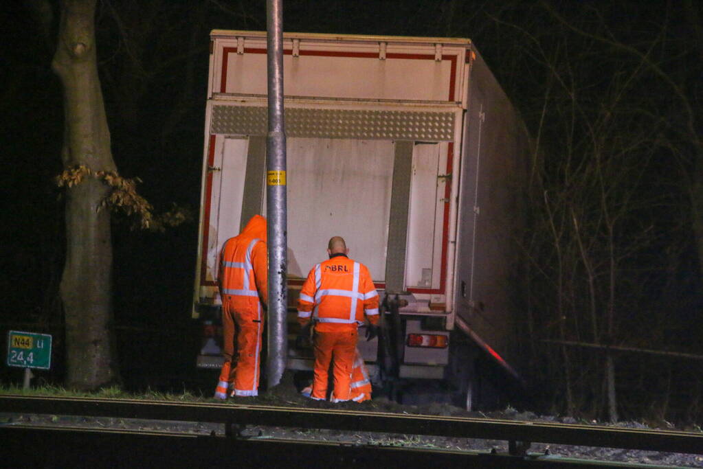 Vrachtwagen raakt van de weg