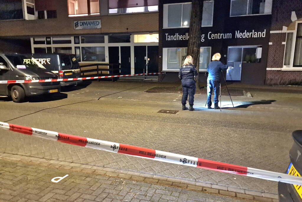 Schade na explosie bij voordeur