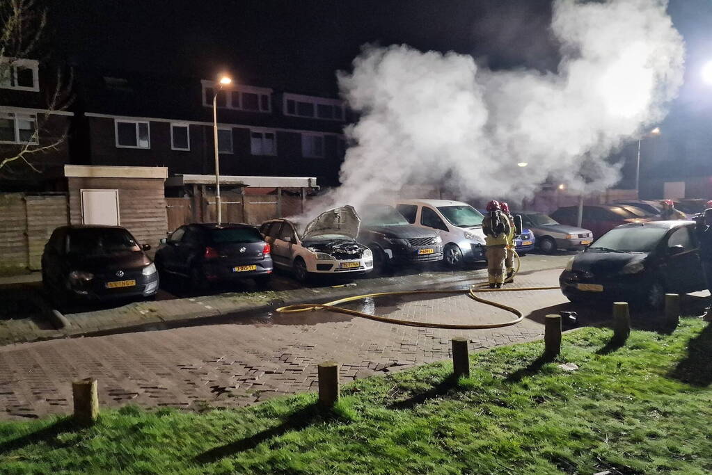 Twee auto's verwoest door brand