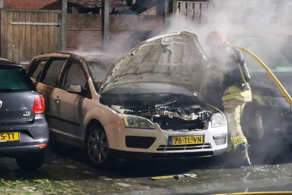 Twee auto's verwoest door brand