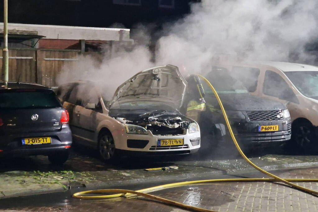 Twee auto's verwoest door brand