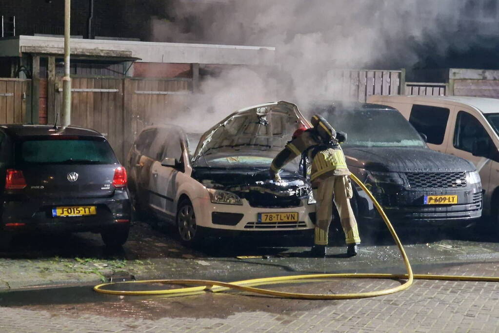 Twee auto's verwoest door brand