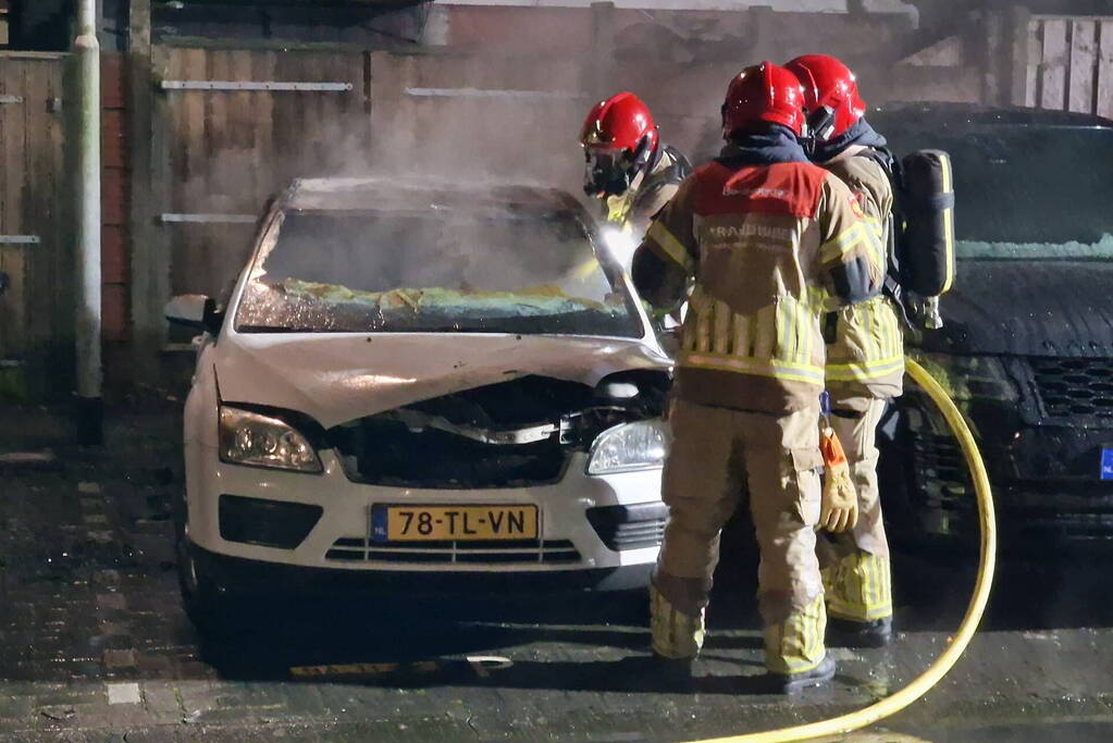 Twee auto's verwoest door brand