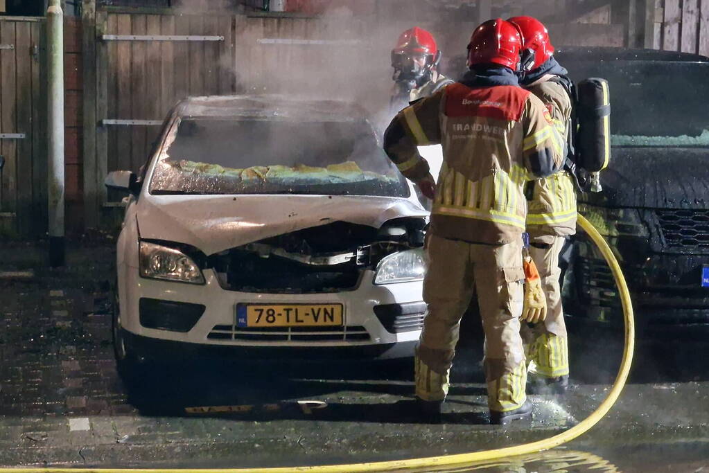 Twee auto's verwoest door brand