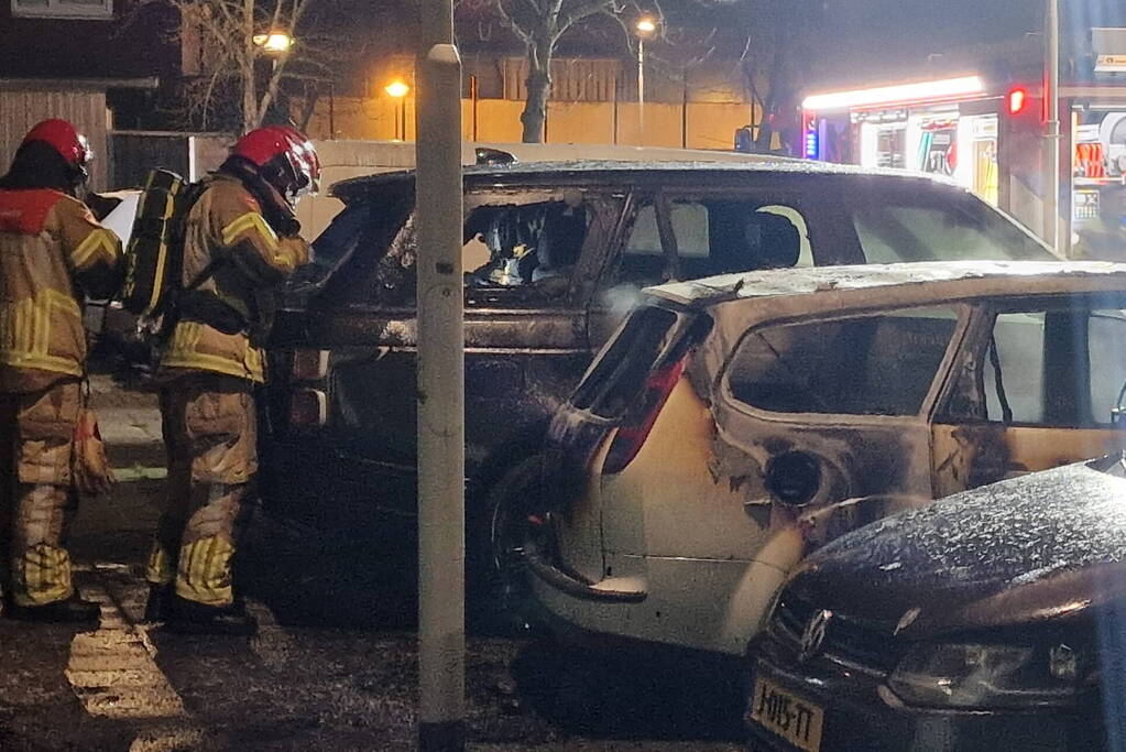 Twee auto's verwoest door brand