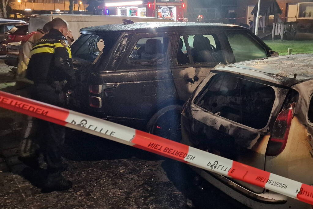 Twee auto's verwoest door brand