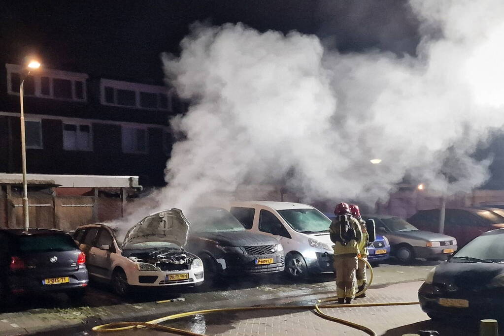 Twee auto's verwoest door brand