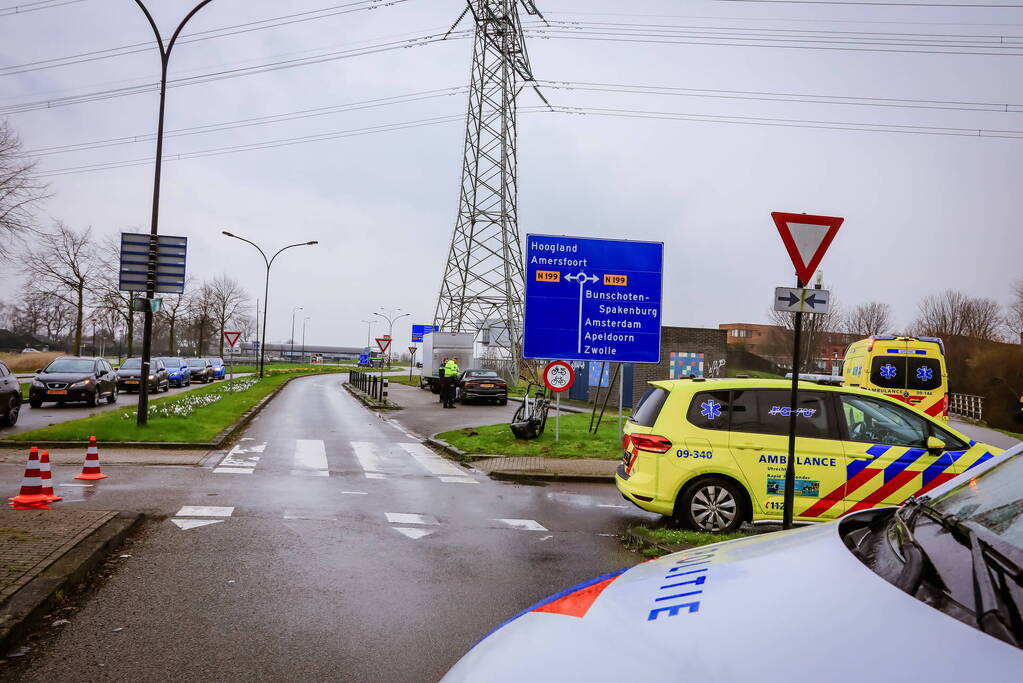 Traumahelikopter landt na ongeval met fietser