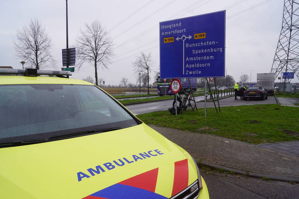 Traumahelikopter landt na ongeval met fietser